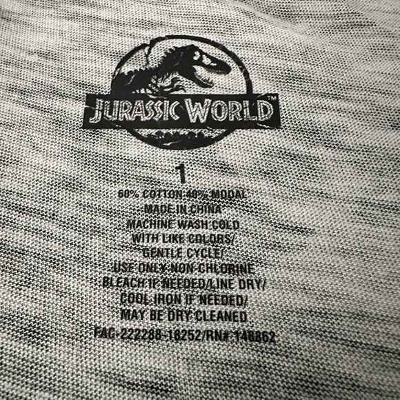 Torrid Size 1 Jurassic World Dinosaur Print V-Neck Pocket T-Shirt Top NEW NWT - Picture 9 of 9